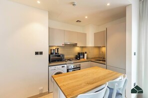 ثلاجة، ميكروويف، فرن، موقد طهي مسطح