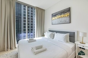 مكتب ومكواة/لوح كي وواي فاي وملاءات أسرّة