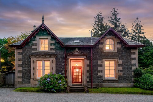 Mansefield House -  a cottage that sleeps 10 guests  in 5 bedrooms