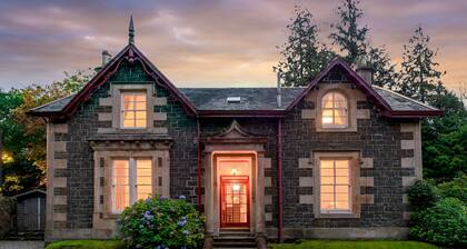 Mansefield House - a cottage that sleeps 10 guests in 5 bedrooms