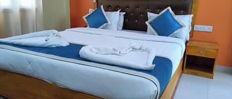 Escritorio, wifi gratis y ropa de cama