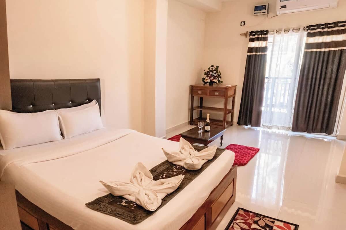 Apartamento luxo, sacada, vista para a colina | Escrivaninha, espaço de trabalho para notebook