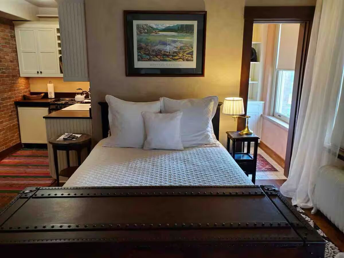 Een strijkplank/strijkijzer, gratis wifi, beddengoed