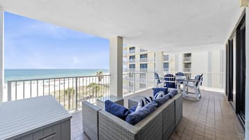 Condo ejecutivo, 3 habitaciones, balcón, frente al mar | Vista del balcón