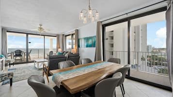 Executive appartement, 3 slaapkamers, balkon, aan het strand | Dineren op de kamer