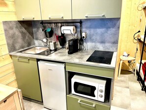 Kühlschrank, Mikrowelle, Ofen, Herdplatte