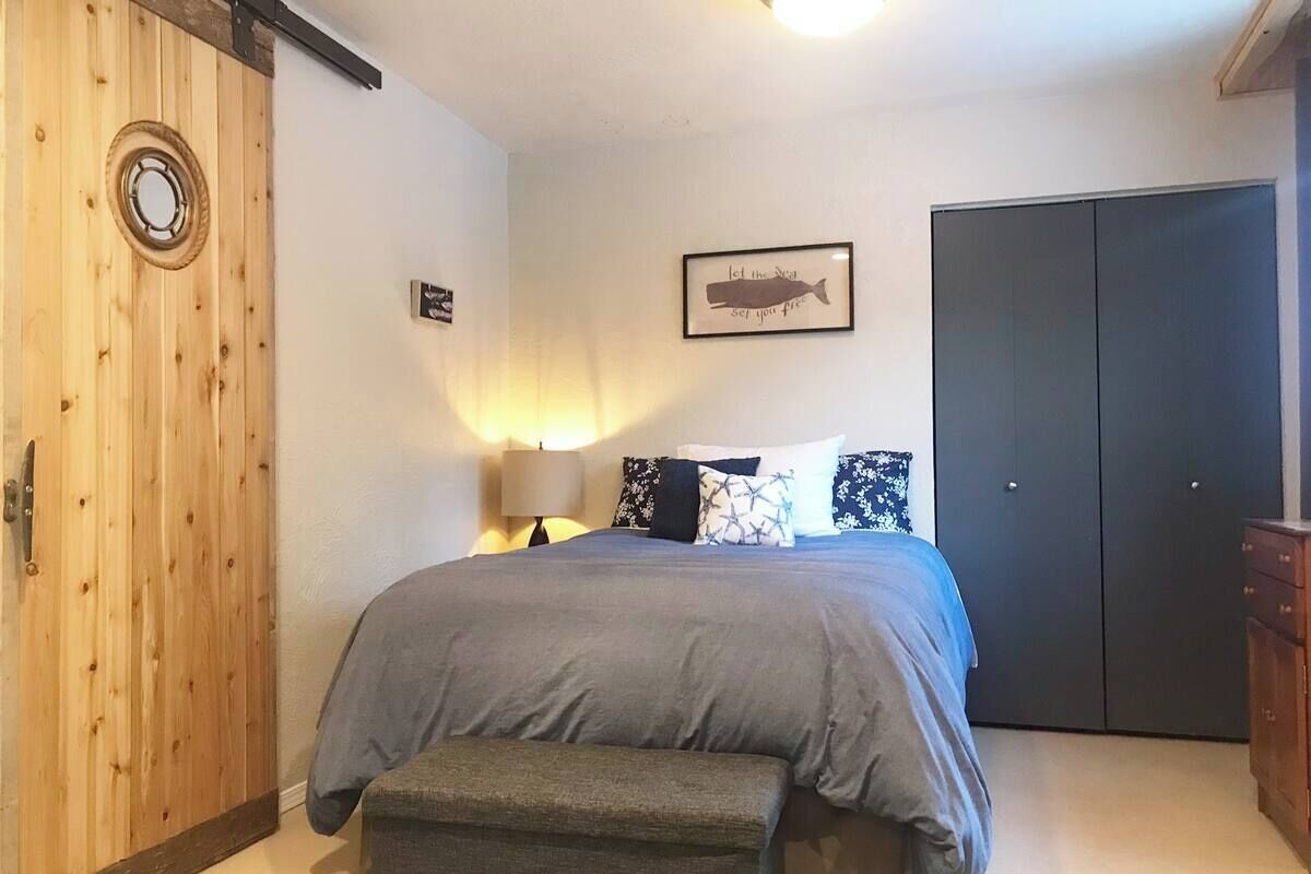 1 bedroom, bed sheets