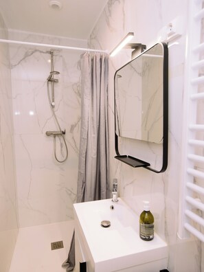Douche, sĂšche-cheveux, serviettes fournies, savon