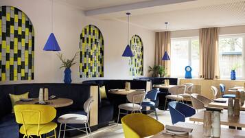 TĂ€gliches inbegriffenes FrĂŒhstĂŒcksbuffet