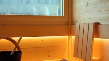 Deluxe-Suite, 2 Schlafzimmer, Sauna, Bergblick | Allergikerbettwaren, Minibar, Zimmersafe, Verdunkelungsvorhänge