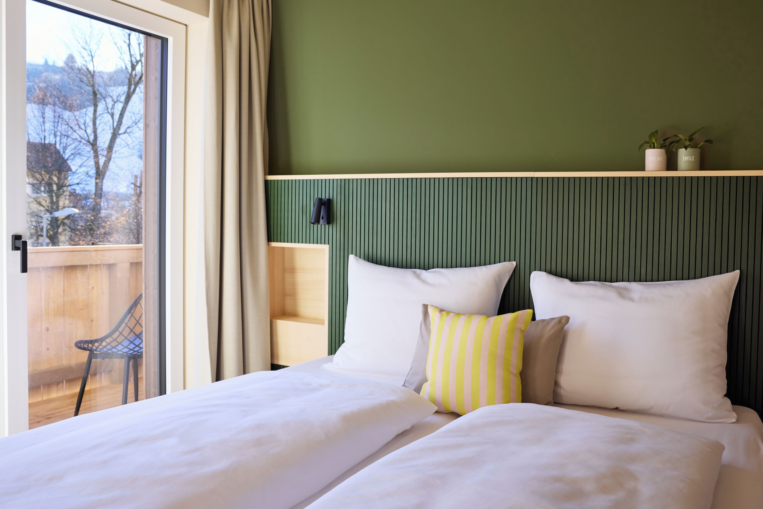 Dreibettzimmer, Balkon, Bergblick | Allergikerbettwaren, Minibar, Zimmersafe, Verdunkelungsvorhänge