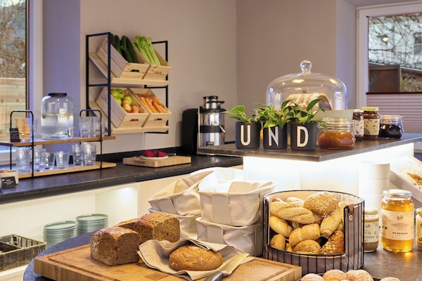 Café da manhã com buffet grátis todos os dias