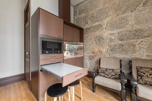 Appartamento (Apartment with Balcony)