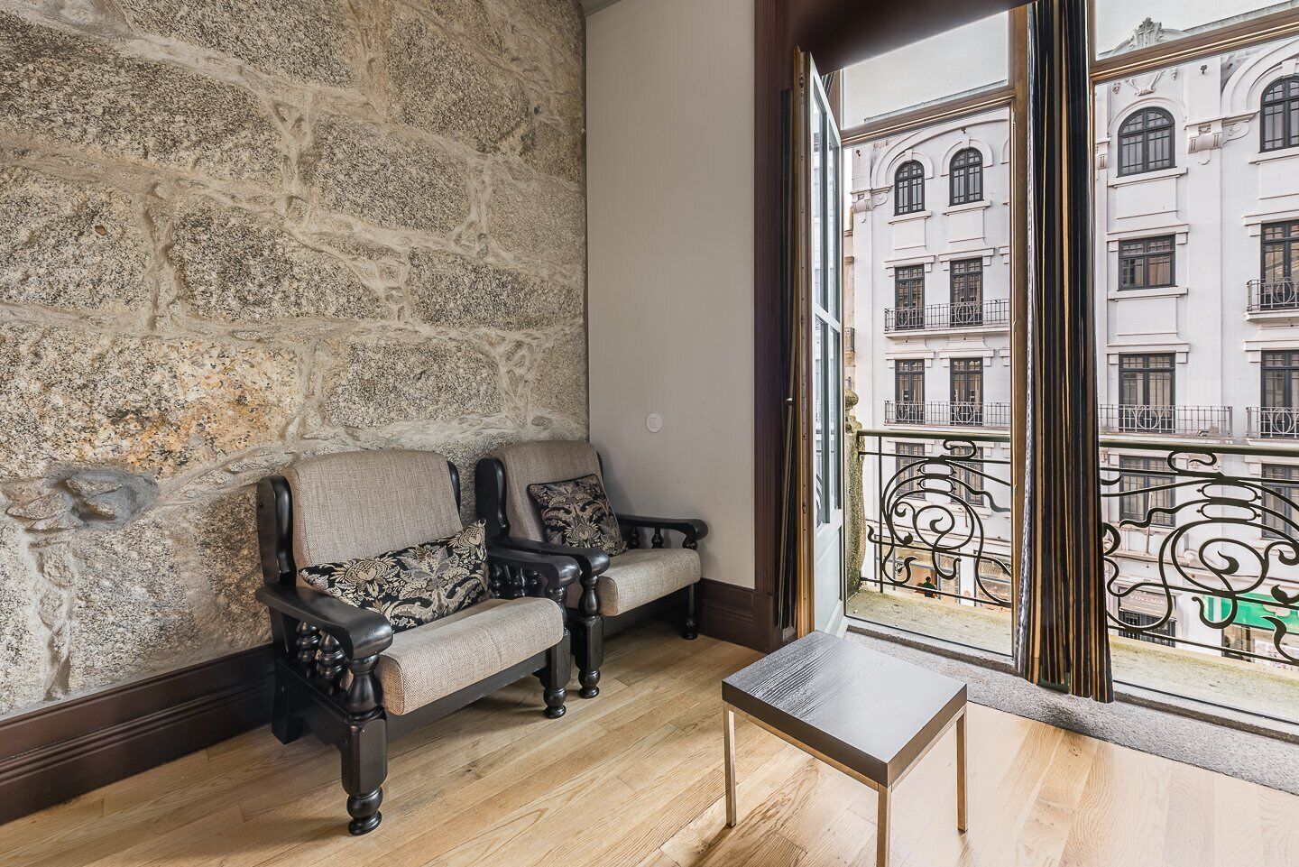 Lejlighed (Apartment with Balcony)