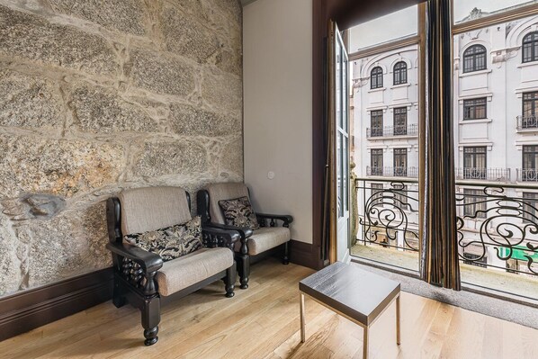 Appartement (Apartment with Balcony)