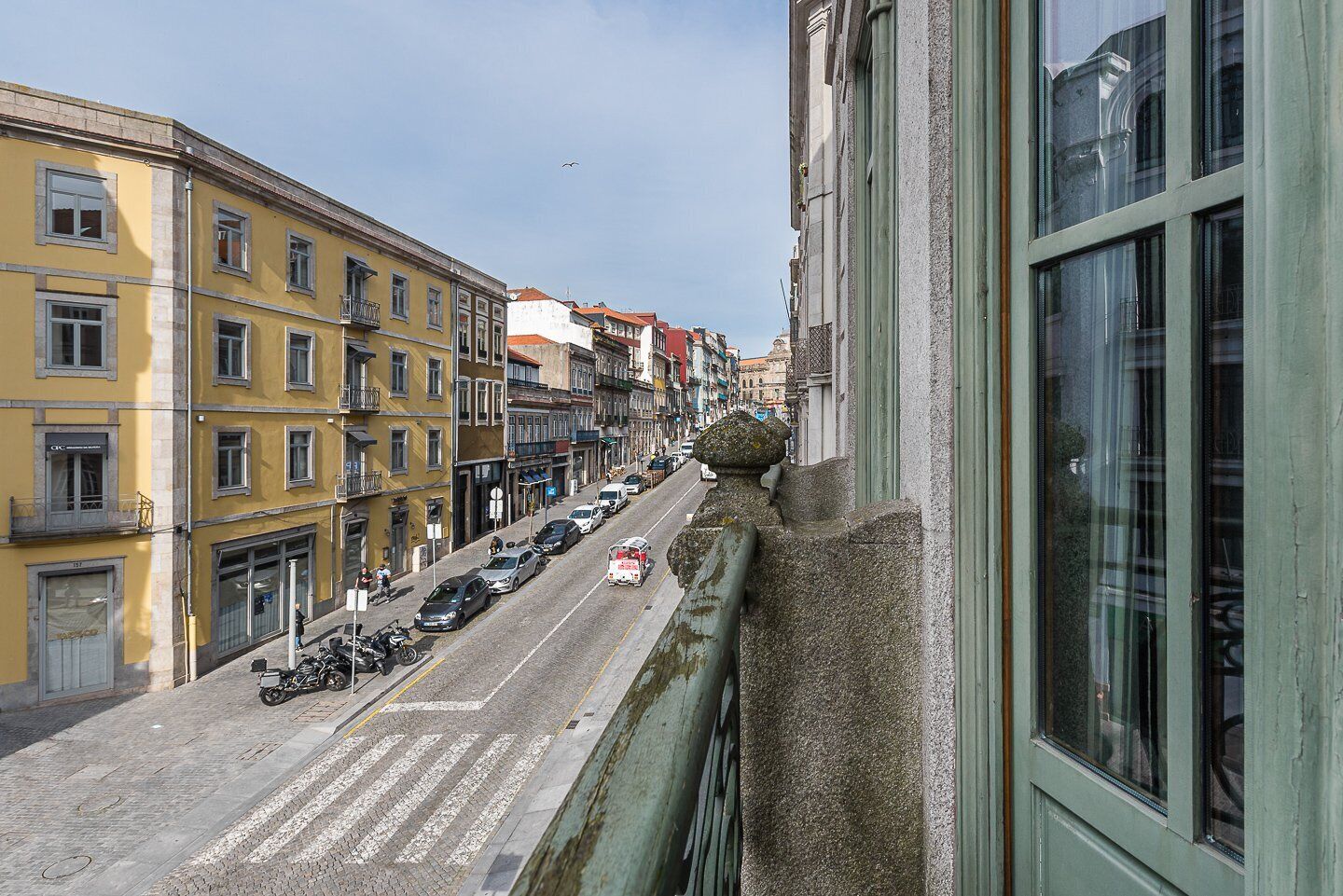 公寓 (Apartment with Balcony)