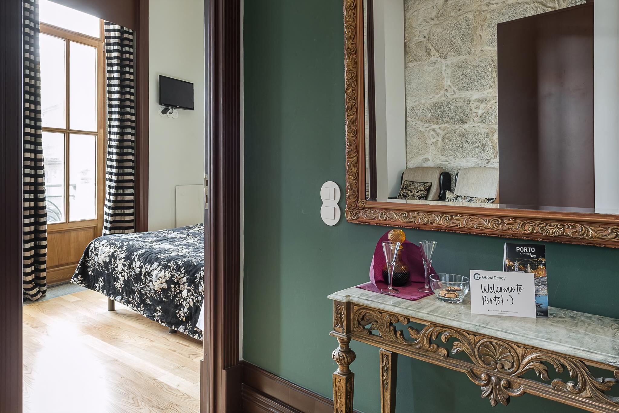 Apartamento (Apartment with Balcony)