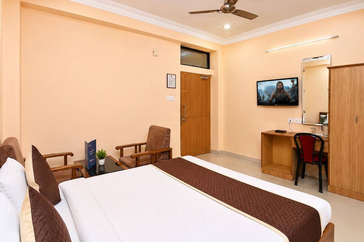 Premium Double Room, Air conditioning | Hypo-allergenic bedding available, desk, soundproofing, WiFi (free)
