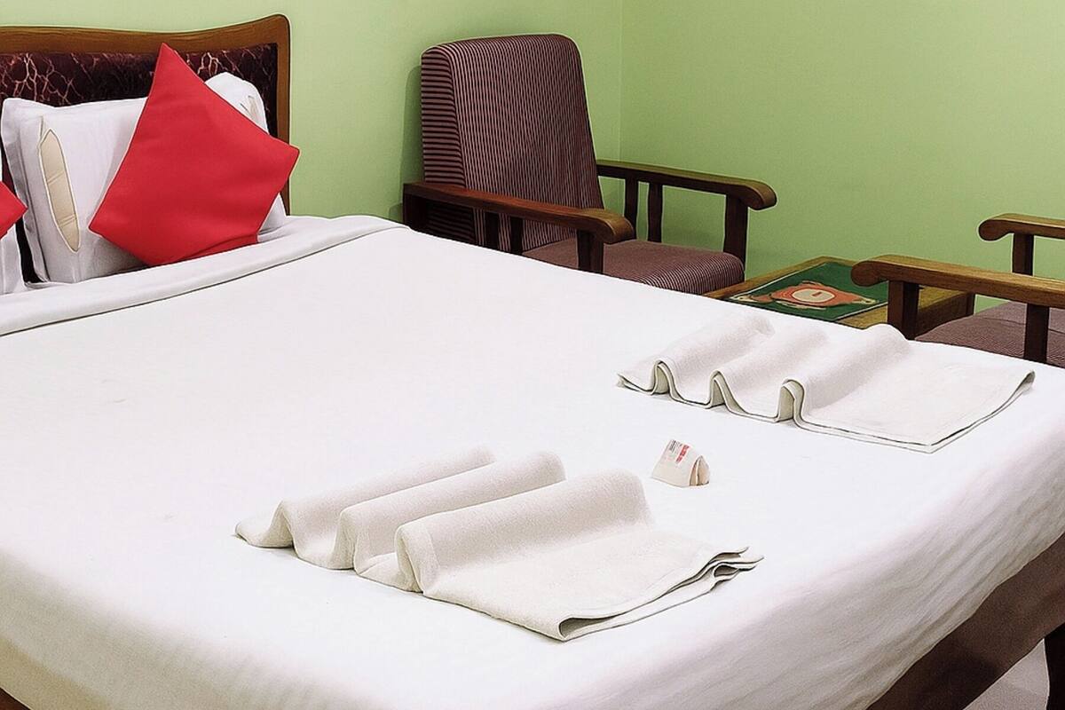 Deluxe Double Room, Air conditioning | Hypo-allergenic bedding available, desk, soundproofing, WiFi (free)