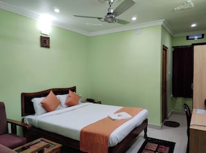Hypo-allergenic bedding, desk, soundproofing, free WiFi - Hotel Sam-bit International Puri (Puri)