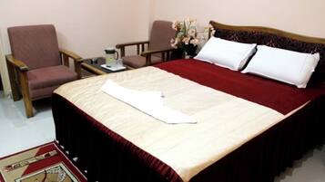 Superior Triple Room, Air conditioning | Hypo-allergenic bedding, desk, soundproofing, free WiFi