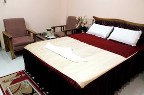 Superior Triple Room, Penyaman udara | Peralatan tempat tidur hipoalergenik, meja, kalis bunyi, Wi-fi percuma 