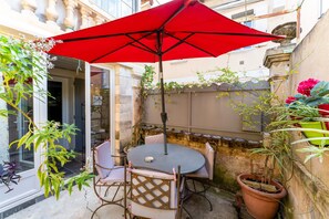 Outdoor dining - Holiday Home 'La Ruche des Abeilles' with Private Terrace, Wi-Fi and Air Conditioning (Avignon)