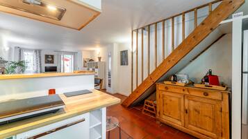 Jääkaappi, mikroaaltouuni, liesi, astianpesukone