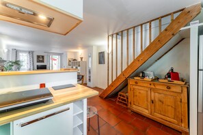 Fridge, microwave, stovetop, dishwasher - Holiday Home 'La Ruche des Abeilles' with Private Terrace, Wi-Fi and Air Conditioning (Avignon)