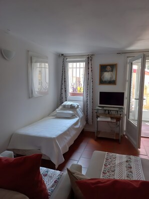 2 habitaciones, tabla de planchar con plancha, wifi y ropa de cama 