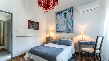 2 bedrooms, iron/ironing board, WiFi