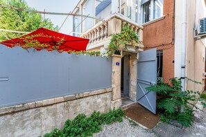 Exterior detail - Holiday Home 'La Ruche des Abeilles' with Private Terrace, Wi-Fi and Air Conditioning (Avignon)