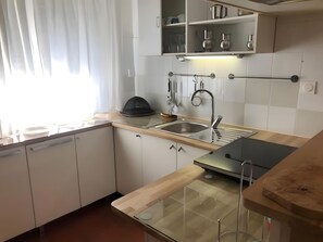 Refrigerador, microondas, placa de cocina, lavavajillas