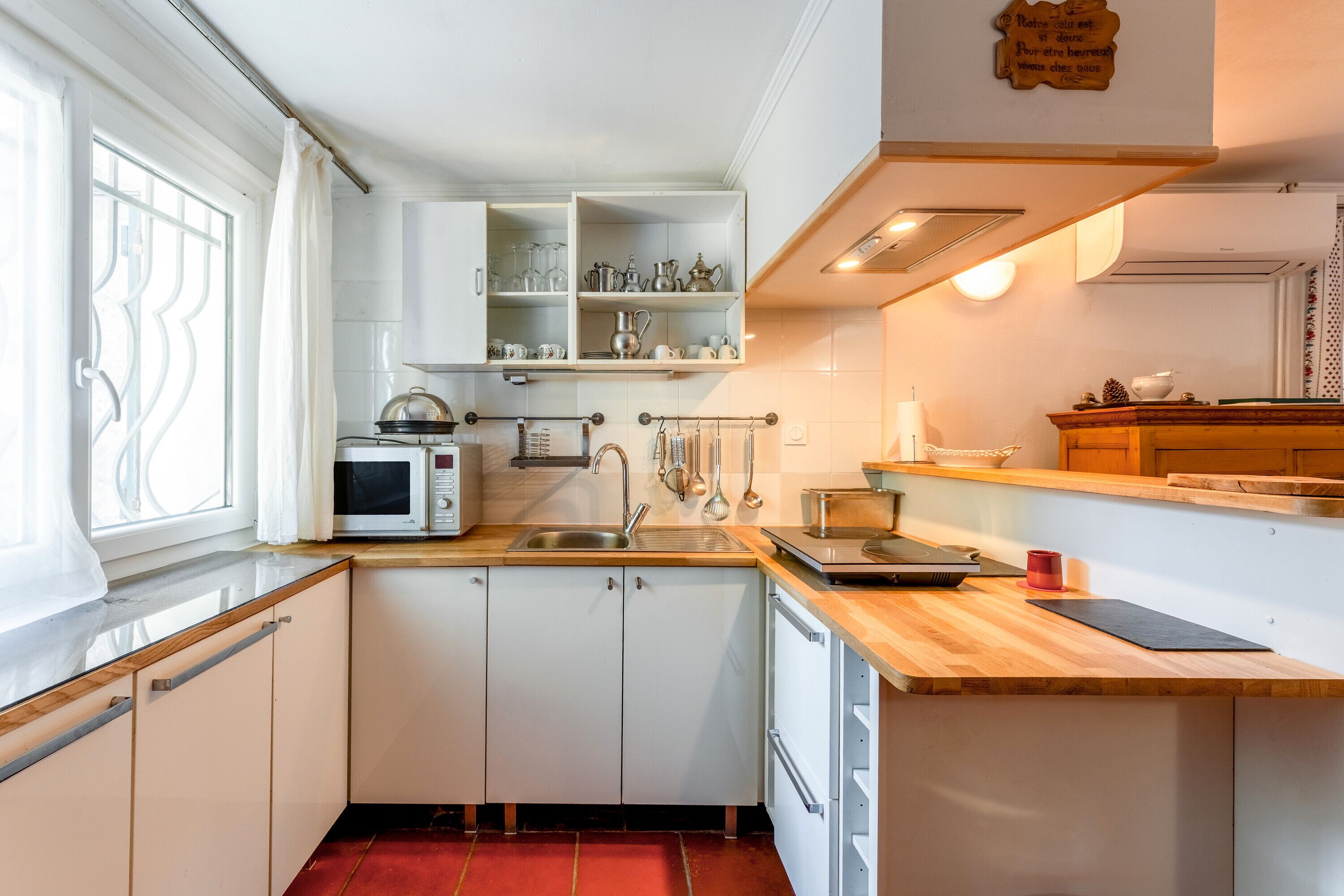 Kühlschrank, Mikrowelle, Herdplatte, Geschirrspüler