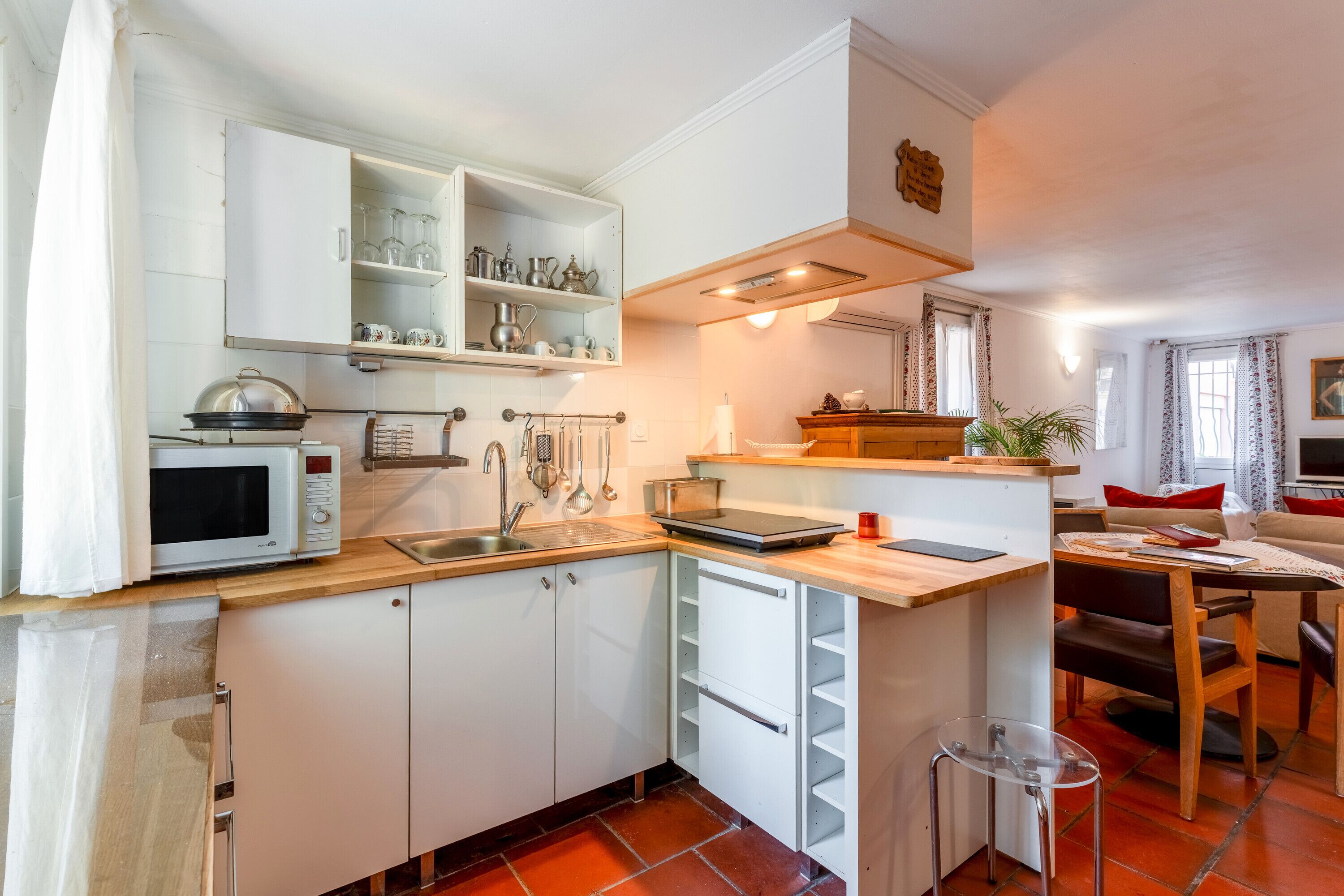 Kühlschrank, Mikrowelle, Herdplatte, Geschirrspüler