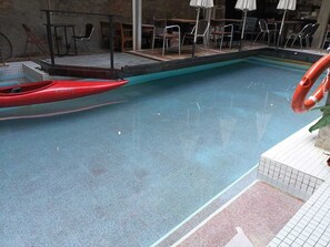 Kolam renang tertutup