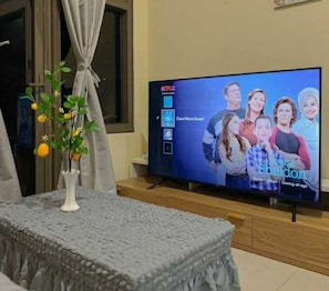 Standard Condo, 1 Bedroom, Pool Access, City View | Living room