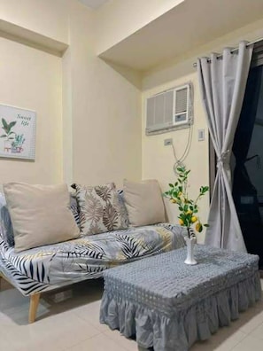 Standard Condo, 1 Bedroom, Pool Access, City View | Living room