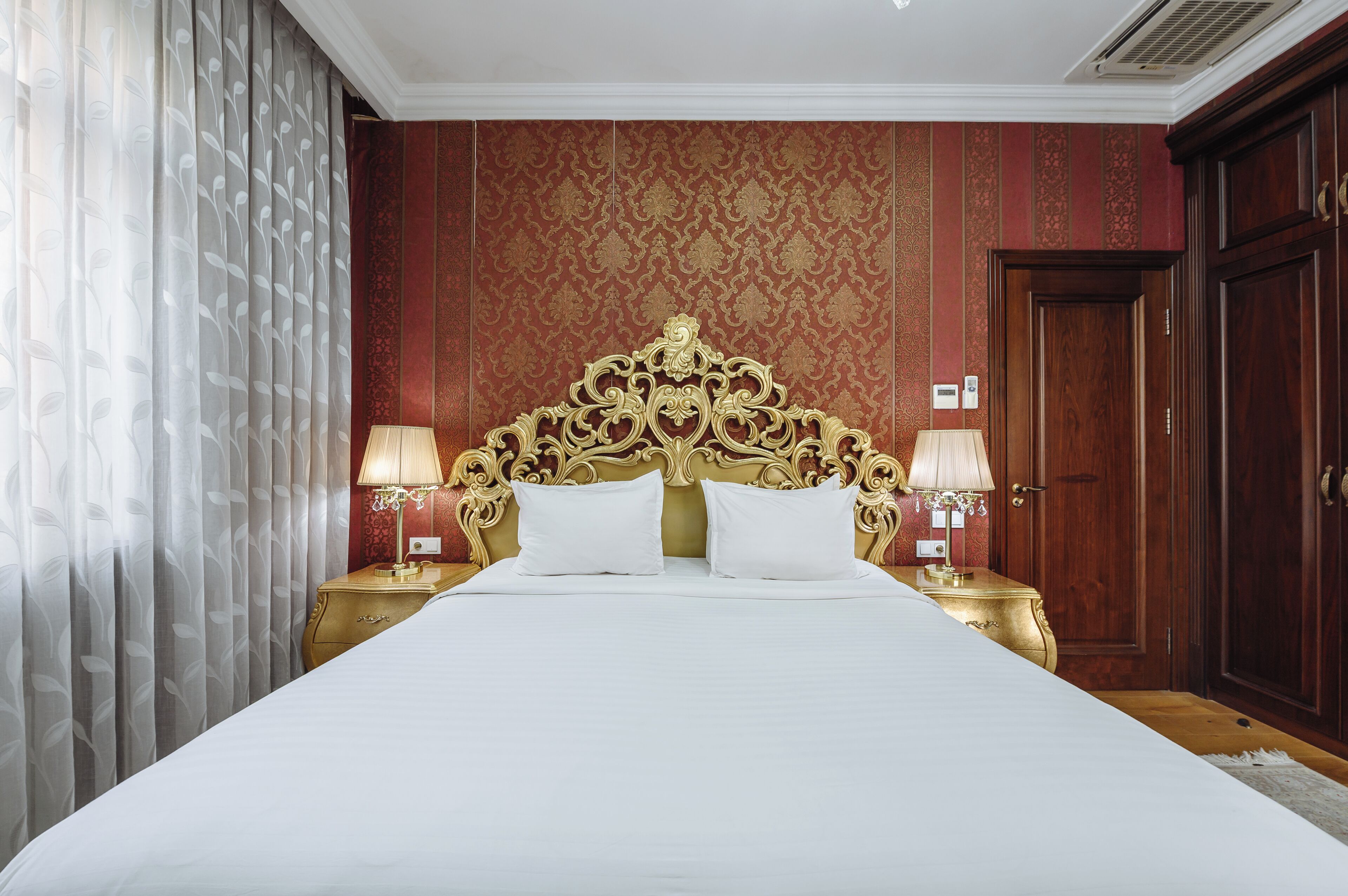 Appartement, 2 slaapkamers | Een kluis op de kamer, een bureau, een laptopwerkplek