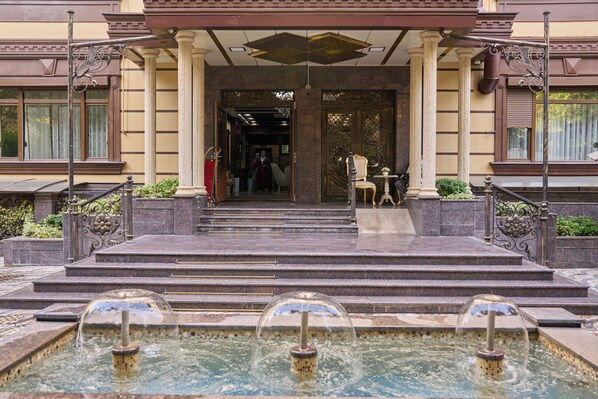 Front of property - Monday Royal Apart Hotel (Tashkent)