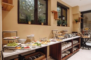 Free daily buffet breakfast  - Monday Royal Apart Hotel (Tashkent)