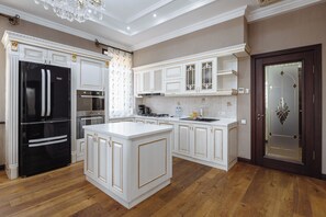 Frigorífico, microondas, horno y placa de cocina