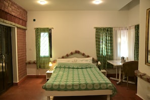 Double Room, Balcony, Courtyard View | Desk, iron/ironing board, free WiFi