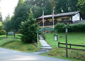 A hotel entrance with a sign reading 'HOTEL SCHACHTEN,' a pathway leading to the building, and a wooden fence. - Apartment in A Hotel '1' with Mountain View, Private Terrace and Wi-Fi (Lindberg)