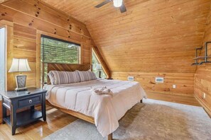 5 bedrooms, travel cot, WiFi, bed sheets - Beauty by the River Lodge by Beyond Expectations: 5BR Riverfront w/ Hot Tub (Sevierville)