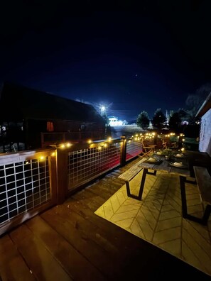 Outdoor dining - Beauty by the River Lodge by Beyond Expectations: 5BR Riverfront w/ Hot Tub (Sevierville)
