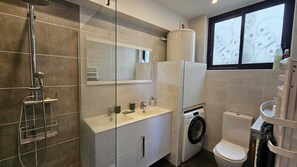 Douche, sĂšche-cheveux, serviettes fournies, papier toilette