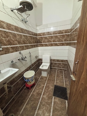 Combined shower/tub, free toiletries, towels, soap