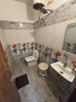 Bañera con ducha, artículos de tocador gratuitos, toallas, jabón