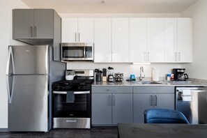 Réfrigérateur, four à micro-ondes, un four, surface de cuisson